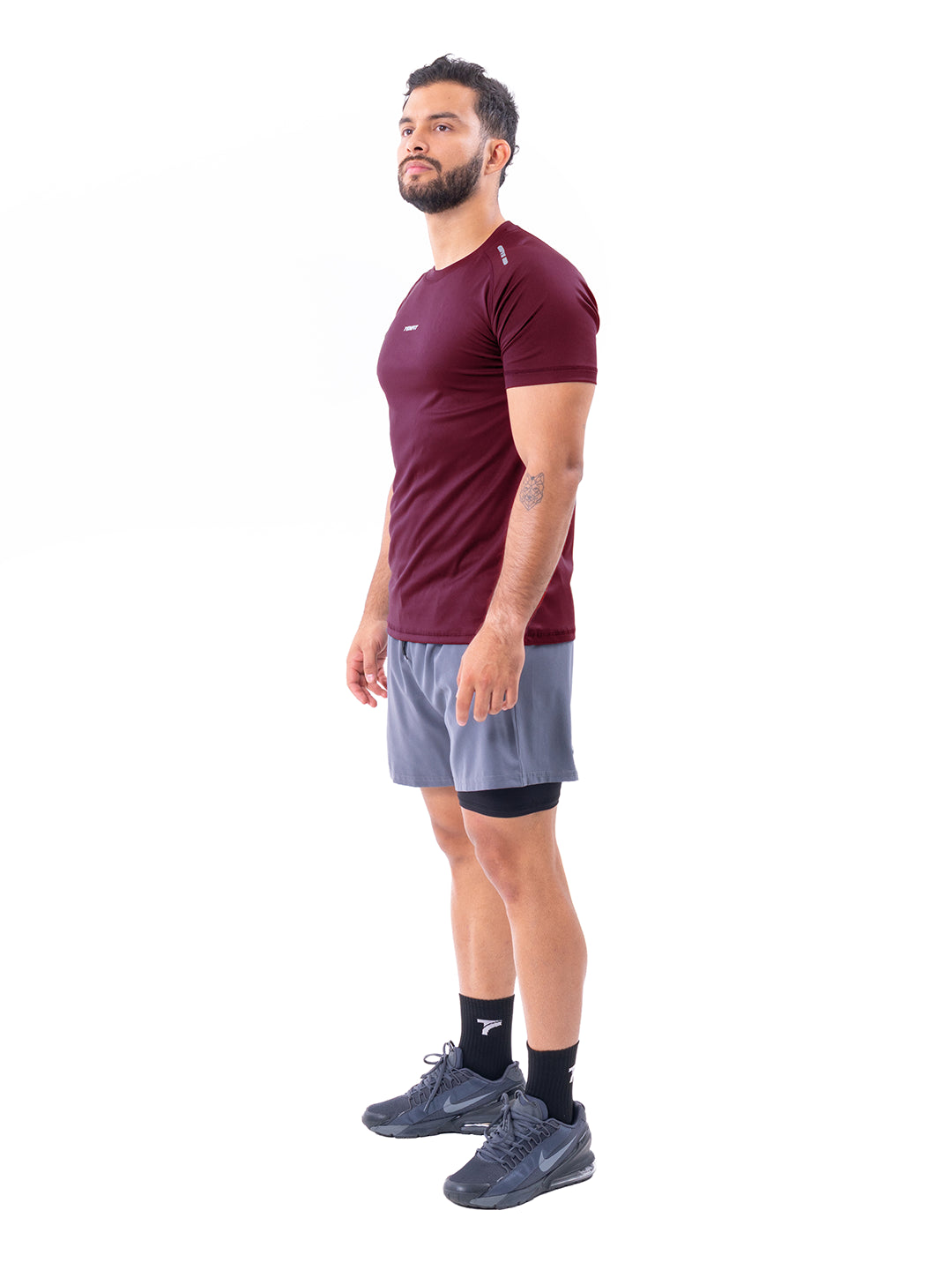 CAMISETA REGULAR FIT - VINOTINTO OSCURO